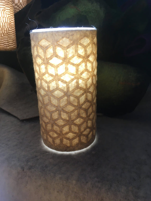 Lampe de table avec abat-jour de laine feutrée taillée à la main du motif Cube 3D pour une ambiance chaude est apaisante - mandalaine.fr