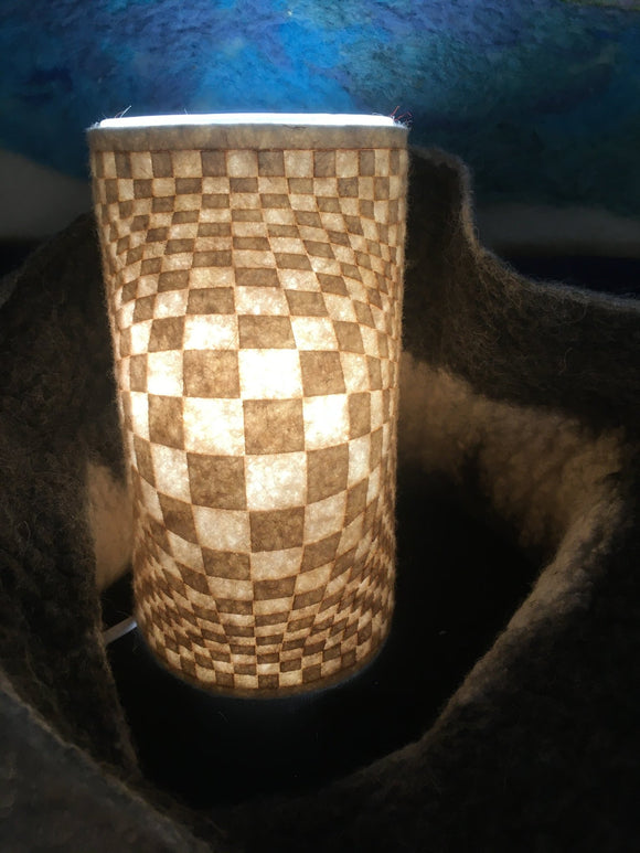 Lampe de table avec abat-jour de laine feutrée taillée à la main du motif Boule 3D pour une ambiance chaude est apaisante - mandalaine.fr
