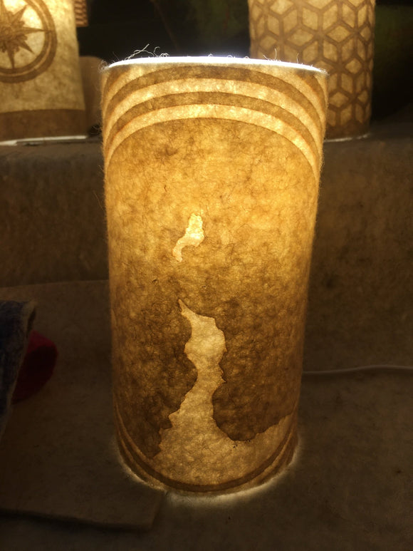 Lampe de table avec abat-jour de laine feutrée taillée à la main du motif Saint Jacut de la Mer pour une ambiance chaude est apaisante - mandalaine.fr