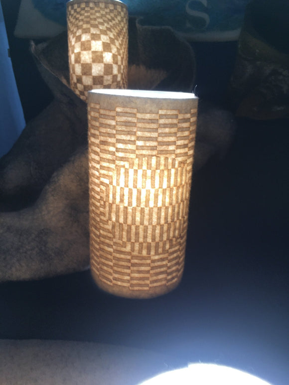 Lampe de table avec abat-jour de laine feutrée taillée à la main du motif La Mire pour une ambiance chaude est apaisante - mandalaine.fr
