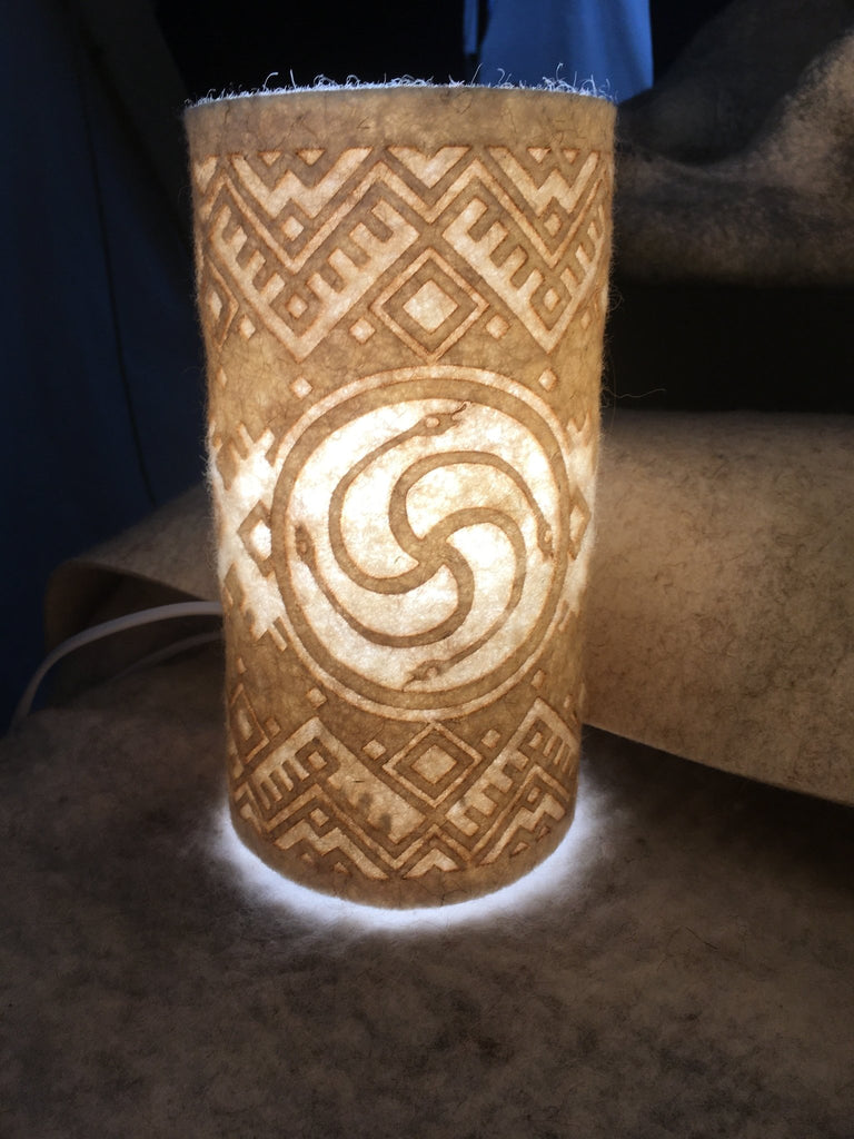 Lampe de table avec abat-jour de laine feutrée taillée à la main du motif Pagan pour une ambiance chaude est apaisante - mandalaine.fr