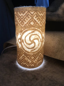 Lampe de table avec abat-jour de laine feutrée taillée à la main du motif Pagan pour une ambiance chaude est apaisante - mandalaine.fr
