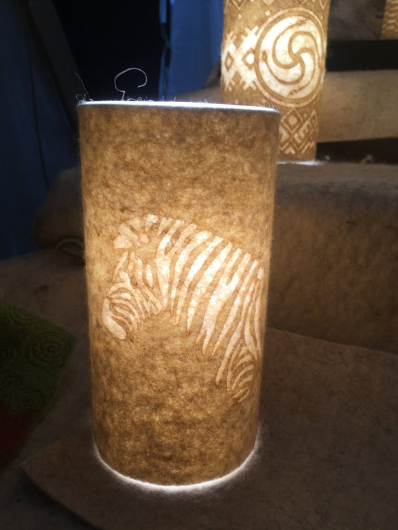 Lampe de table avec abat-jour de laine feutrée taillée à la main du motif Zèbre pour une ambiance chaude est apaisante - mandalaine.fr