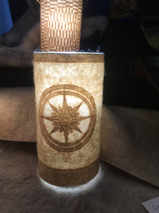Lampe de table avec abat-jour de laine feutrée taillée à la main du motif Rose des Vents pour une ambiance chaude est apaisante - mandalaine.fr